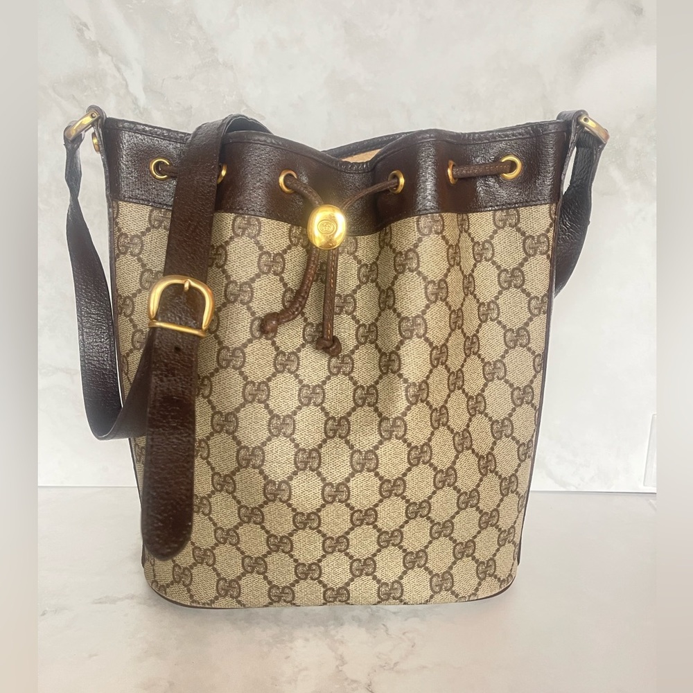 Authentic Gucci vintage GG canvas drawstring crossbody bag 001.115.6179.4023 (A)